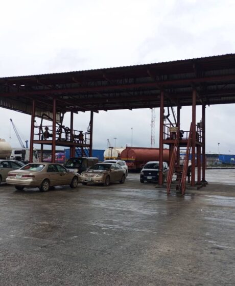 Base oil loading bay