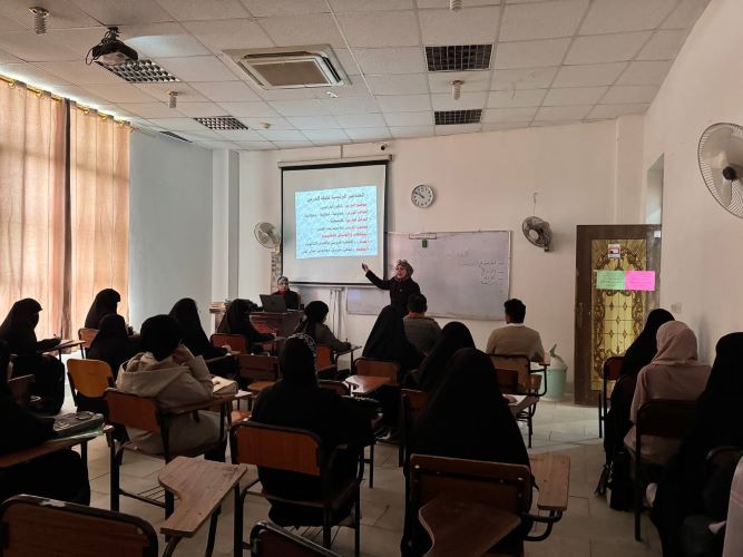 Read more about the article A lecturer at the College of Islamic Sciences delivers a lecture on how to prepare a lesson plan