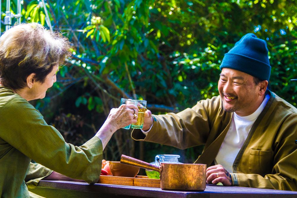 Roy Choi sits down for a heart to heart with the legendary restauratrice and food activist Alice Waters in the episode "From Seed to Table." 