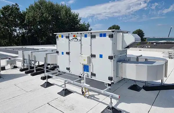 Dak met klimaatinstallaties