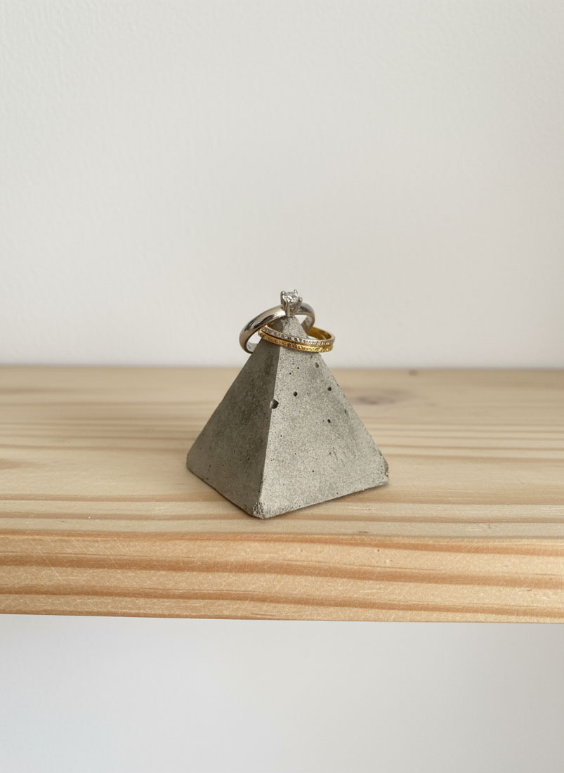 pirámide porta anillos concreto decoración