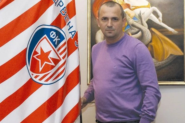 Vladan Lukic: campeão europeu um soldado na guerra 2 Lukić con la bandera de su Estrella Roja.