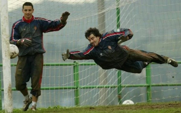 Juanjo Valencia, un clásico de las porterías de los 90 2 Juanjo Valencia en un entrenamiento con el Sporting de Gijón.