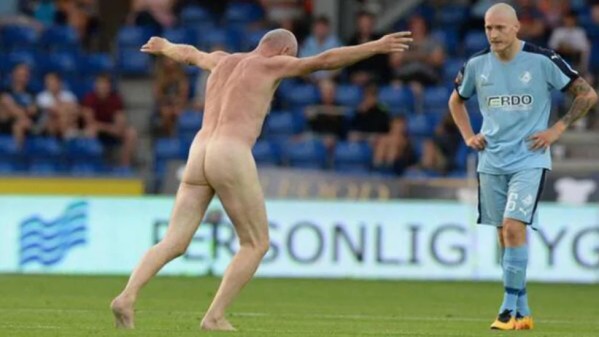 Cinco jugadores que tocaron fondo de manera peligrosa 2 La nueva afición de Lars Elstrup es saltar desnudo en medio de los partidos.