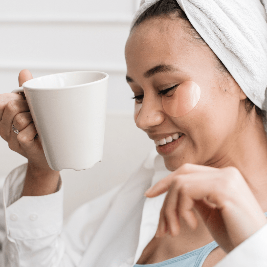 influencer having coffee