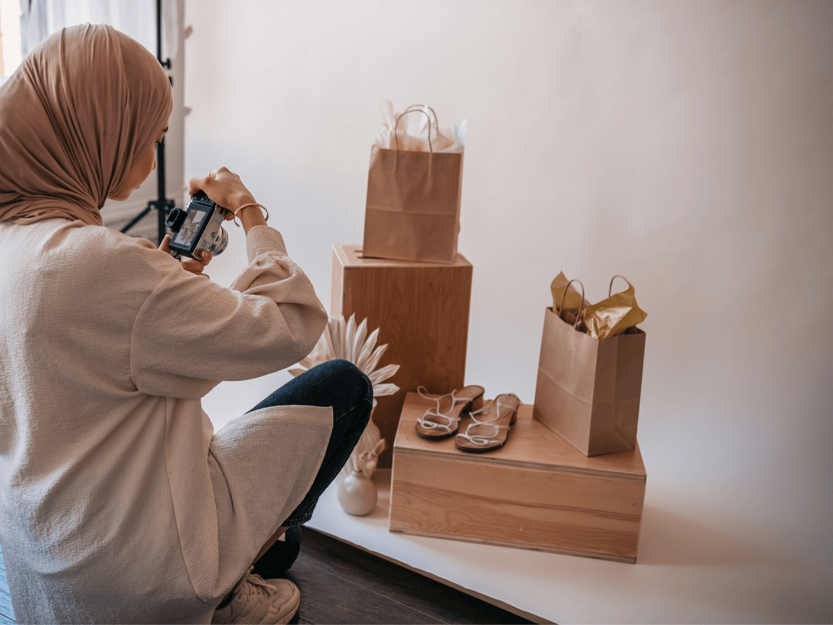 influencer photographing products