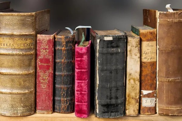 Primeiras Edições e Exemplares Autografados: O Que Observar Quando se Busca Livros Raros