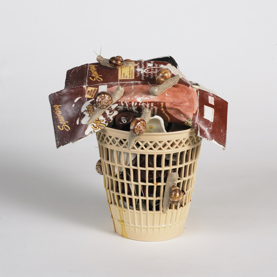 Bertozzi & Casoni, Cestino della discordia, 2002, ceramica policroma