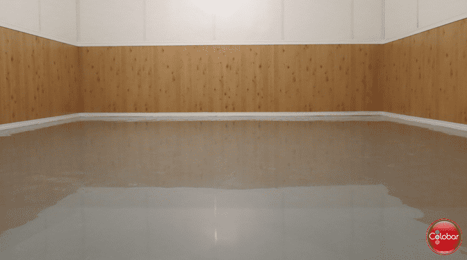Époxy sur le plancher d'un petit entrepôt