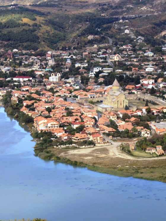 Зайдём на территорию собора через большие каменные . Chto Posmotret V Gruzii Colour Tour Georgia