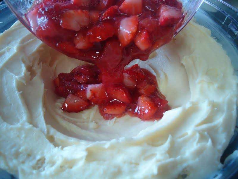 Bolo BomBom Recheado com Morango e Chocolate Branco (Bolo Love) - Passo 7