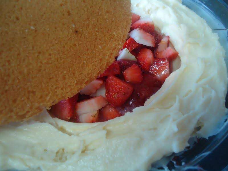 Bolo BomBom Recheado com Morango e Chocolate Branco (Bolo Love) - Passo 8