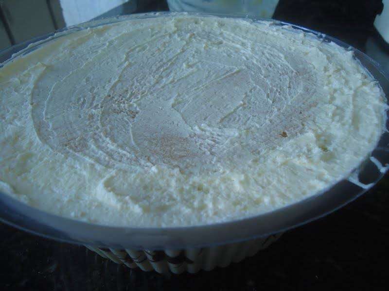 Bolo BomBom Recheado com Morango e Chocolate Branco (Bolo Love) - Passo 11