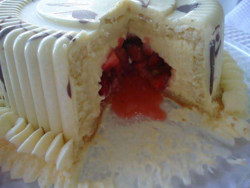Bolo BomBom Recheado com Morango e Chocolate Branco (Bolo Love) - Passo 15