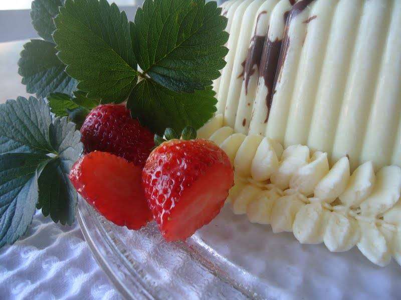 Bolo BomBom Recheado com Morango e Chocolate Branco (Bolo Love) - Passo 14