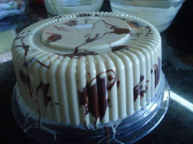 Bolo BomBom Recheado com Morango e Chocolate Branco (Bolo Love) - Passo 8
