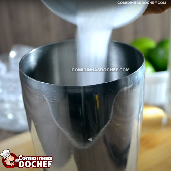 Caipirinha de Cachaça na Coqueteleira - Passo 3
