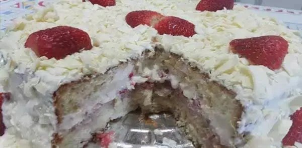 Como fazer um bolo de leite Ninho com morango que impressiona!