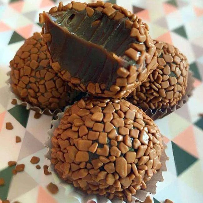 Como criar um brigadeiro irresistível com uma surpresa de barra de chocolate dentro