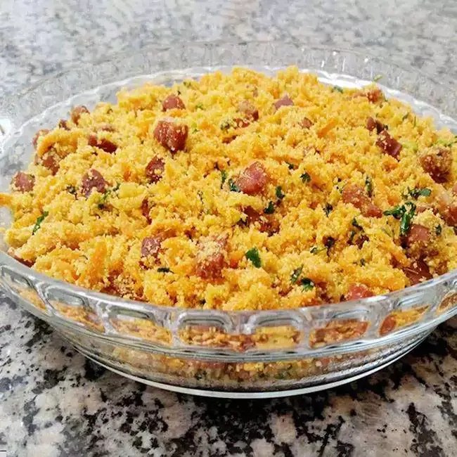 Como fazer um prato surpreendente com farofa de cenoura e bacon?