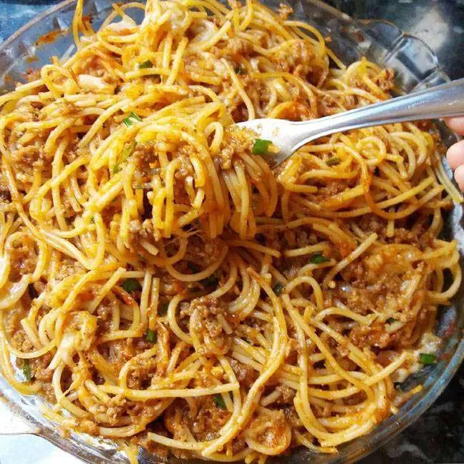 Como fazer um macarrão rápido e delicioso com apenas 5 ingredientes!