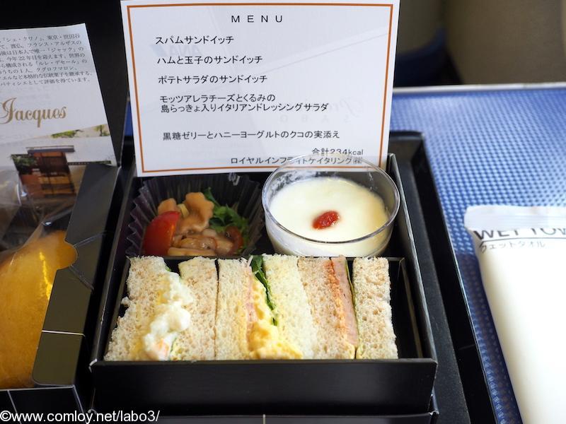 全日空 ANA996 沖縄 – 羽田 プレミアムクラス 機内食 スパムサンドイッチ ハムと玉子のサンドイッチ ポテトサラダのサンドイッチ モッツアレラチーズとくるもの島らっきょ入りイタリアンドレッシングサラダ 黒糖ゼリーとハニーヨーグルトのクコの実添え