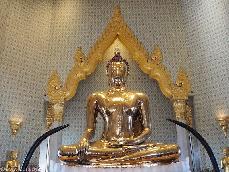 黄金仏（The Golden Buddha Temple Tri Mit Road Bangkok Thailand)