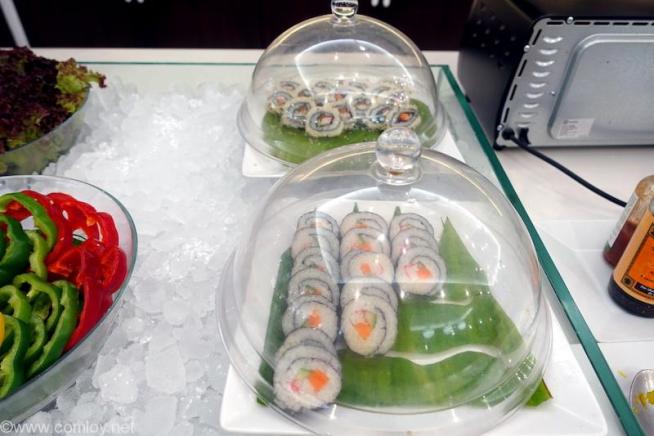 ドンムアン空港(Bangkok Don Mueang Intl) The Coral Executive Lounge buffet 巻き寿司