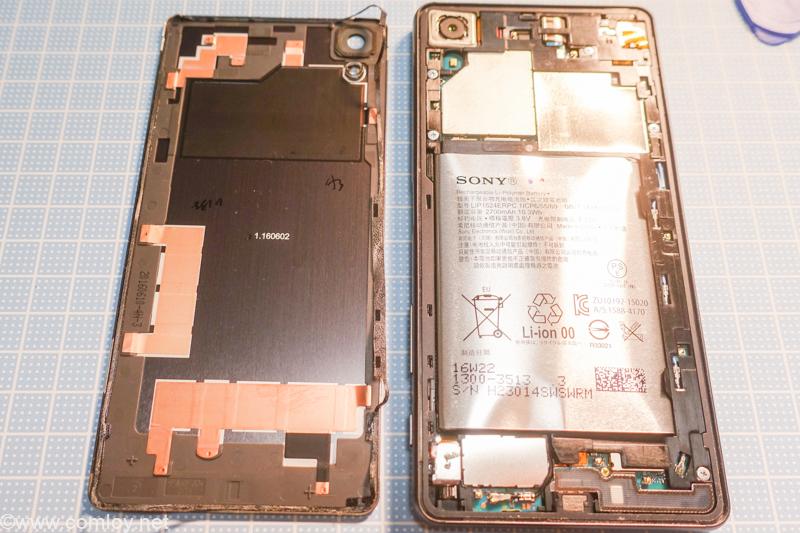ガジェット】 Xperia X Performance SO-04H の裏蓋が浮いたので膨張