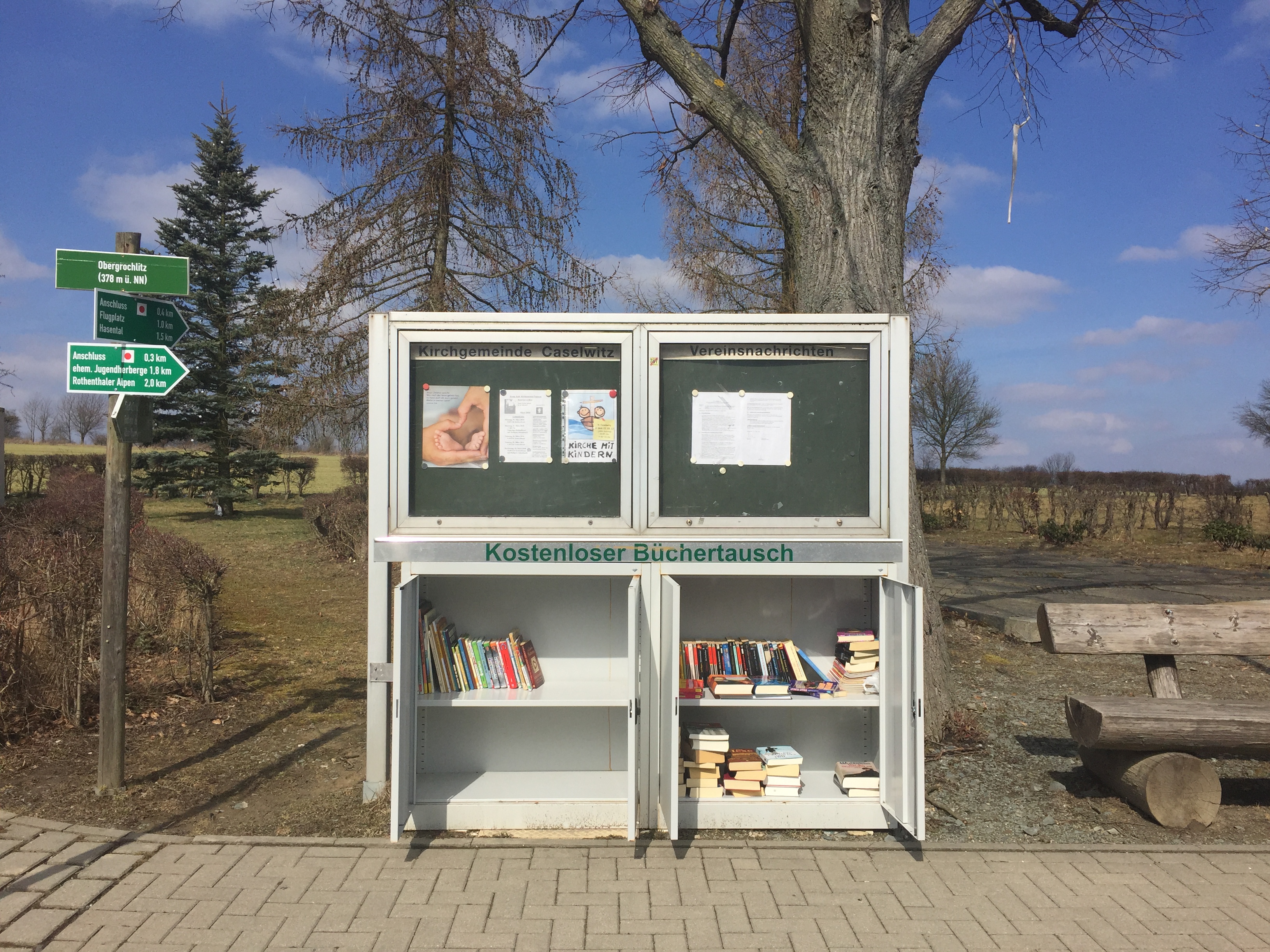 Bücherschrank an der Haltestelle - Greiz