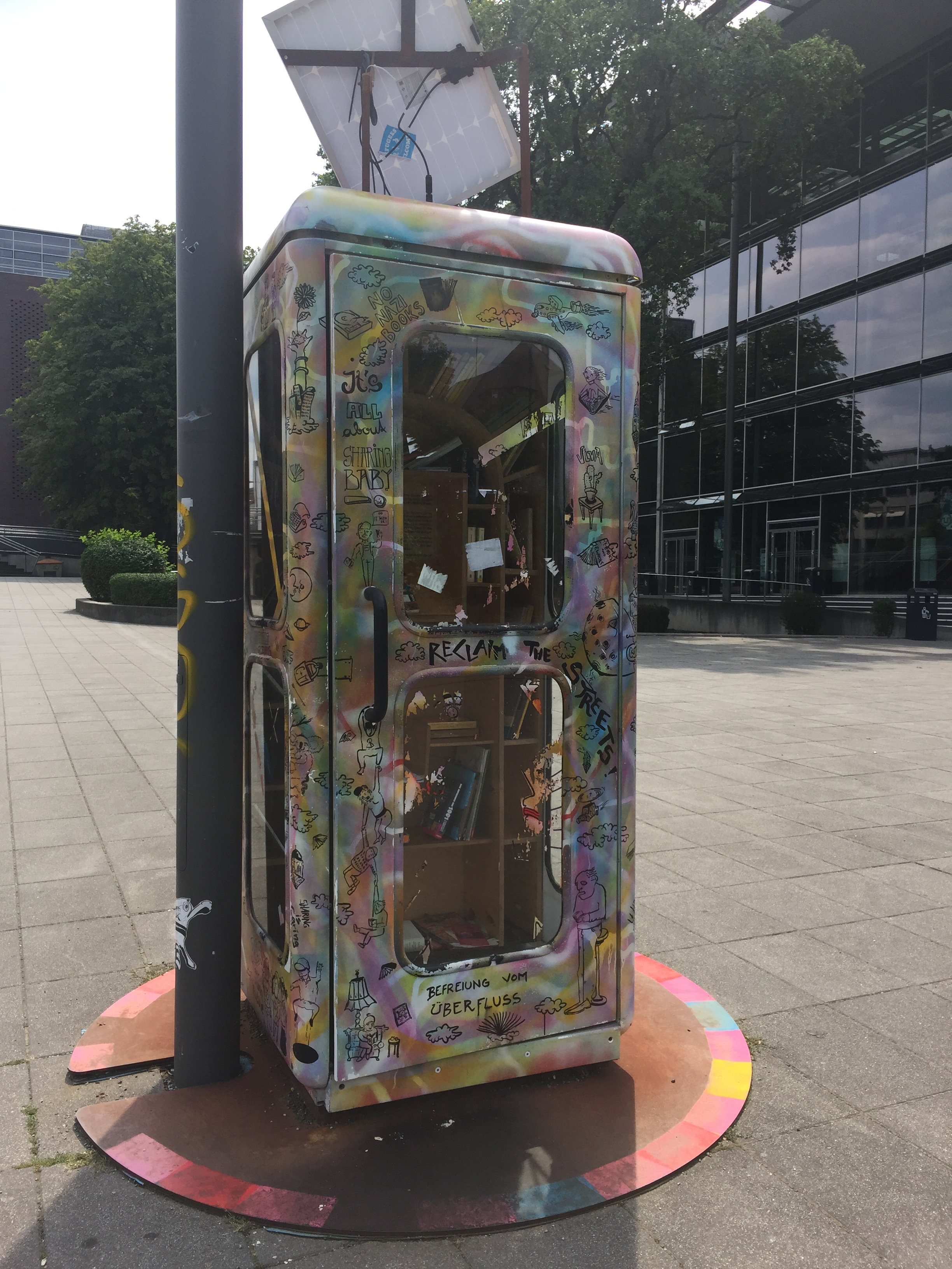 Telefonzelle an der TU Dresden, Bücherschrank, Offenes Tauschregal, Telefonzelle, Bücherzelle, Büchertausch, Dresden, Tausch, Bücher, Buch, Buchtausch,