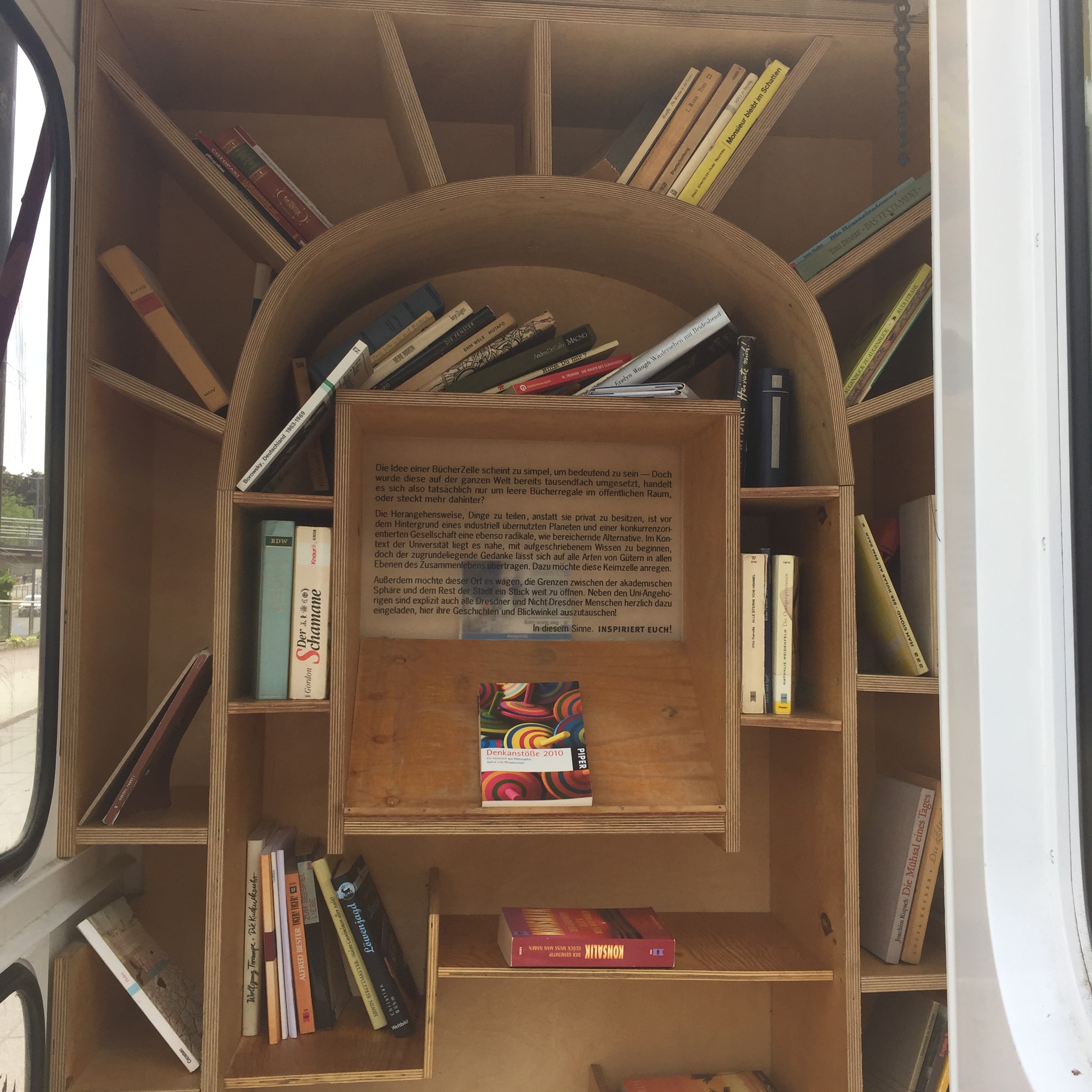 Telefonzelle an der TU Dresden, Bücherschrank, Offenes Tauschregal, Telefonzelle, Bücherzelle, Büchertausch, Dresden, Tausch, Bücher, Buch, Buchtausch,