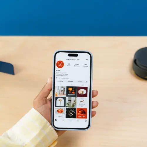 Une stratégie Social Media ne s’improvise pas. Elle se construit autour de votre marque, vos objectifs et votre audience pour créer une présence cohérente, engageante et efficace.