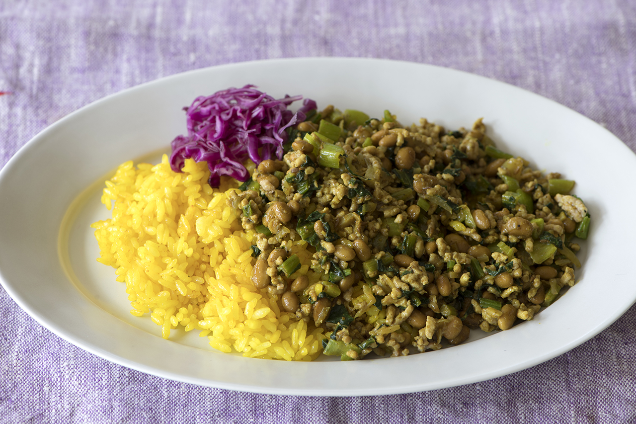 サクッと作れて栄養も食べ応えも満点！小松菜とひき肉納豆のキーマカレー