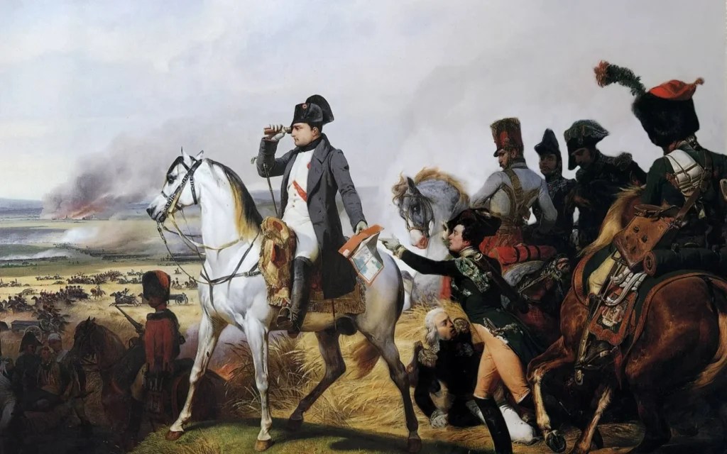 Un jefe militar sobre un caballo blanco observa un lejano campo de batalla a través de un telescopio, rodeado de soldados y ayudantes, con humo elevándose al fondo, como si contemplara CÓMO MURIÓ tantos bajo su mando.