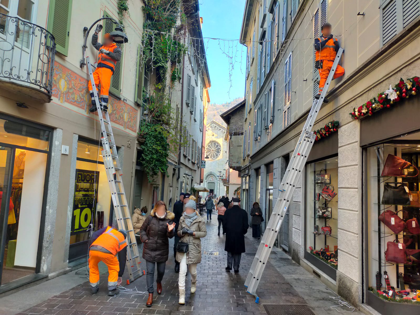 Luminarie Di Natale A Como, Operai Senza Misure Di Sicurezza (Uno In Nero): Denunciato Imprenditore Milanese. I Carabinieri Vanno In Comune - Comozero 1200_x_1600_jpg