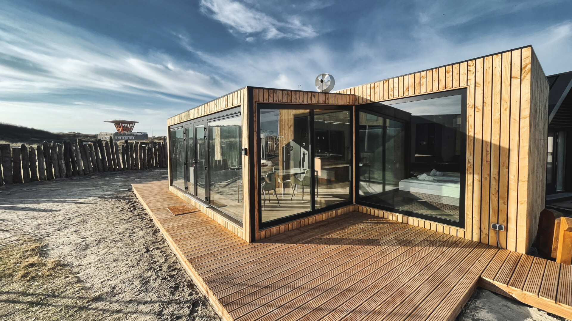 modulaire houten woning met plat dak en grote ramen en groot terras