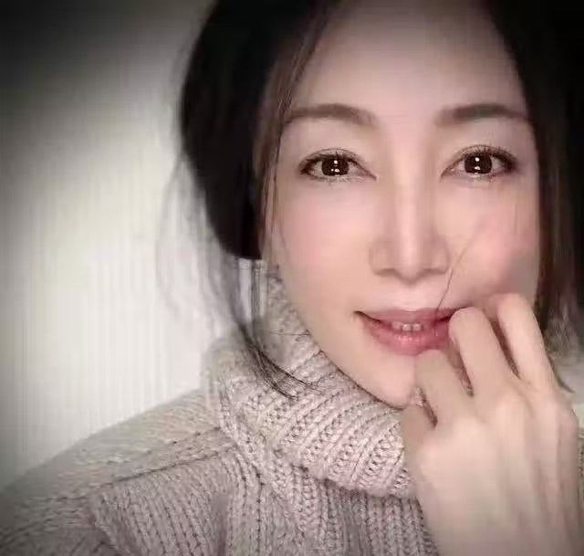 早已年過半百！素人單親媽媽「選美大賽奪冠」優雅氣質爆紅　私下穿搭也超美「還有25歲小鮮肉追」