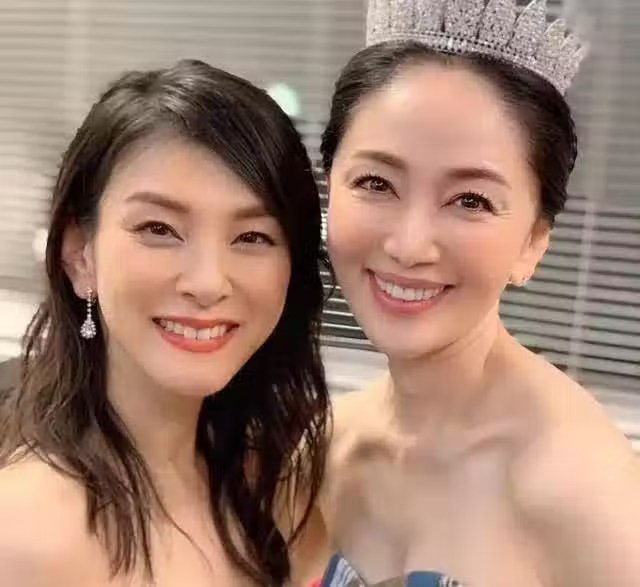 早已年過半百！素人單親媽媽「選美大賽奪冠」優雅氣質爆紅　私下穿搭也超美「還有25歲小鮮肉追」