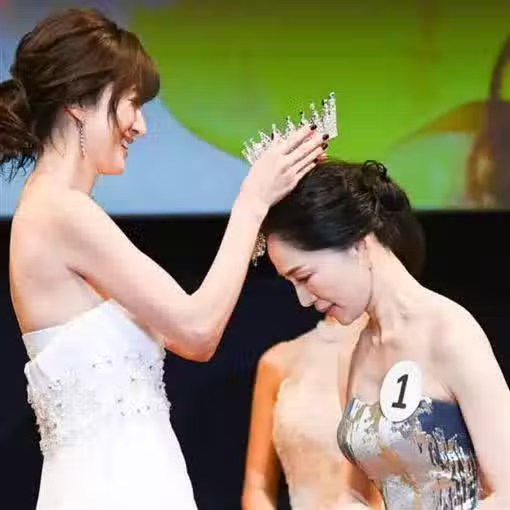 早已年過半百！素人單親媽媽「選美大賽奪冠」優雅氣質爆紅　私下穿搭也超美「還有25歲小鮮肉追」