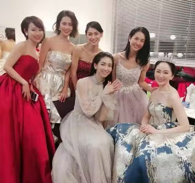 早已年過半百！素人單親媽媽「選美大賽奪冠」優雅氣質爆紅　私下穿搭也超美「還有25歲小鮮肉追」