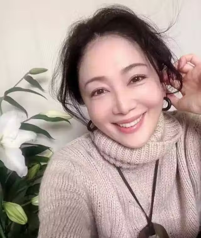 早已年過半百！素人單親媽媽「選美大賽奪冠」優雅氣質爆紅　私下穿搭也超美「還有25歲小鮮肉追」