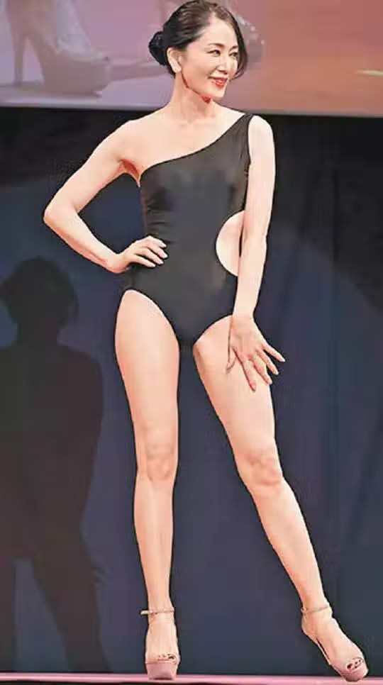 早已年過半百！素人單親媽媽「選美大賽奪冠」優雅氣質爆紅　私下穿搭也超美「還有25歲小鮮肉追」