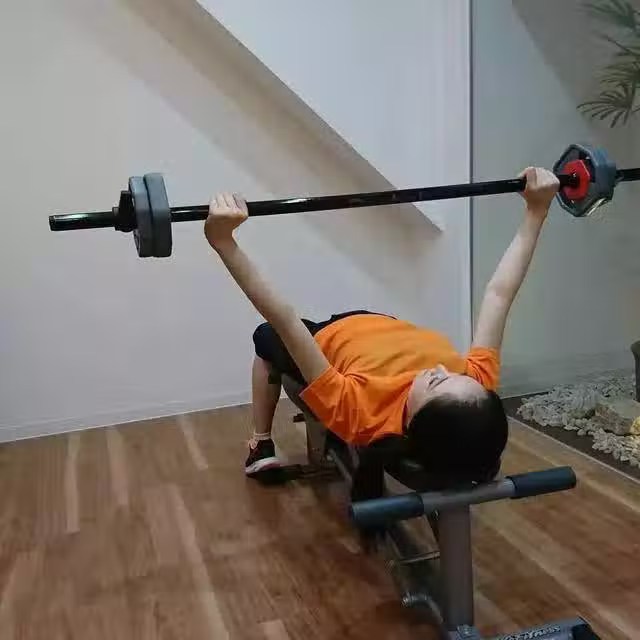 早已年過半百！素人單親媽媽「選美大賽奪冠」優雅氣質爆紅　私下穿搭也超美「還有25歲小鮮肉追」