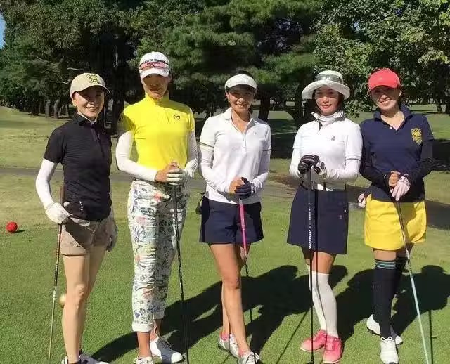 早已年過半百！素人單親媽媽「選美大賽奪冠」優雅氣質爆紅　私下穿搭也超美「還有25歲小鮮肉追」