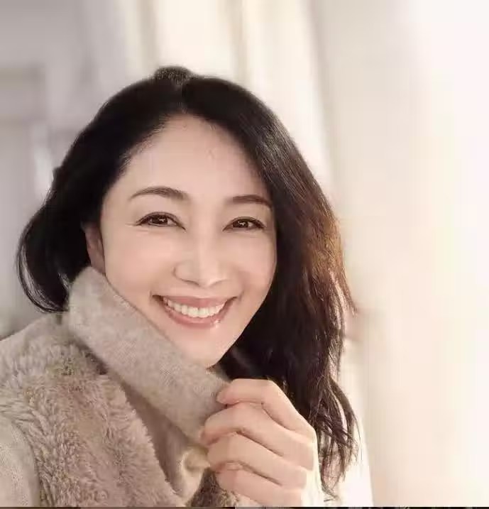 早已年過半百！素人單親媽媽「選美大賽奪冠」優雅氣質爆紅　私下穿搭也超美「還有25歲小鮮肉追」