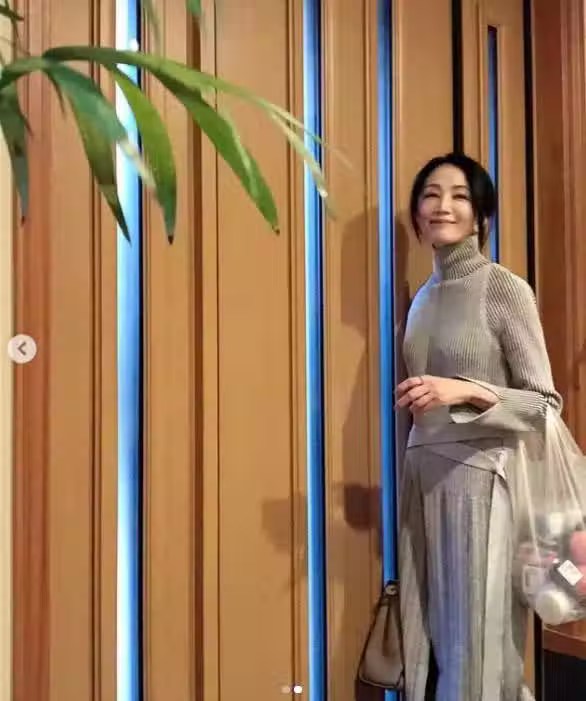 早已年過半百！素人單親媽媽「選美大賽奪冠」優雅氣質爆紅　私下穿搭也超美「還有25歲小鮮肉追」