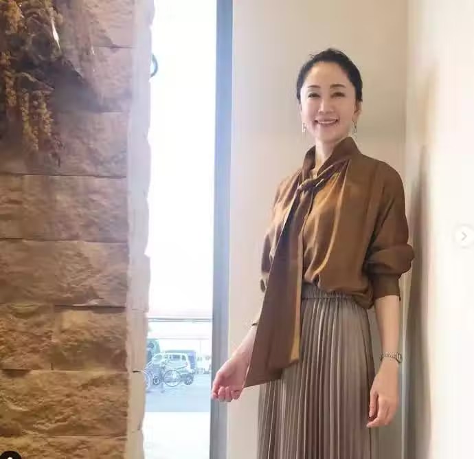 早已年過半百！素人單親媽媽「選美大賽奪冠」優雅氣質爆紅　私下穿搭也超美「還有25歲小鮮肉追」