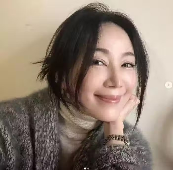 早已年過半百！素人單親媽媽「選美大賽奪冠」優雅氣質爆紅　私下穿搭也超美「還有25歲小鮮肉追」