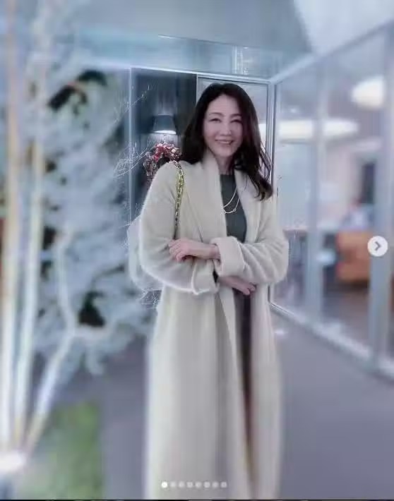 早已年過半百！素人單親媽媽「選美大賽奪冠」優雅氣質爆紅　私下穿搭也超美「還有25歲小鮮肉追」